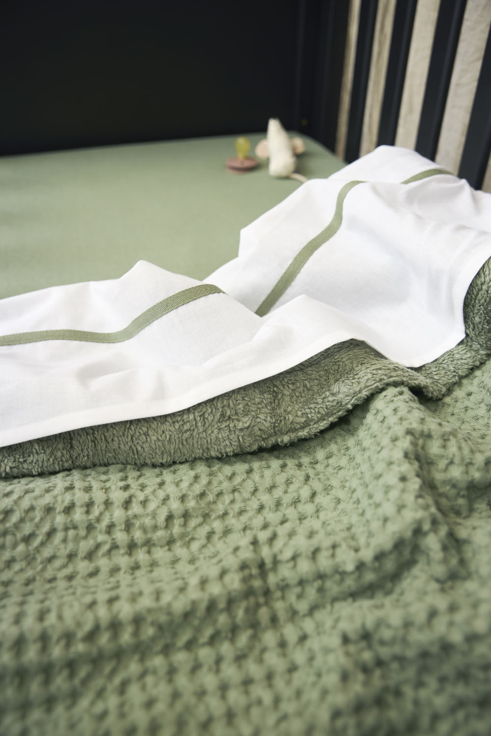 Crib sheet Piping - olive green - 75X100cm