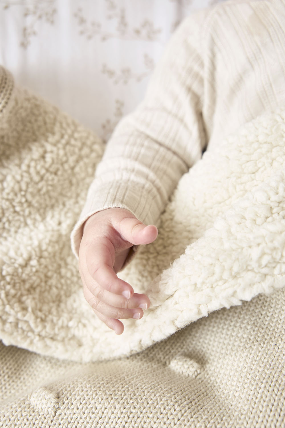 Crib bed blanket Knots teddy - soft sand - 75x100cm