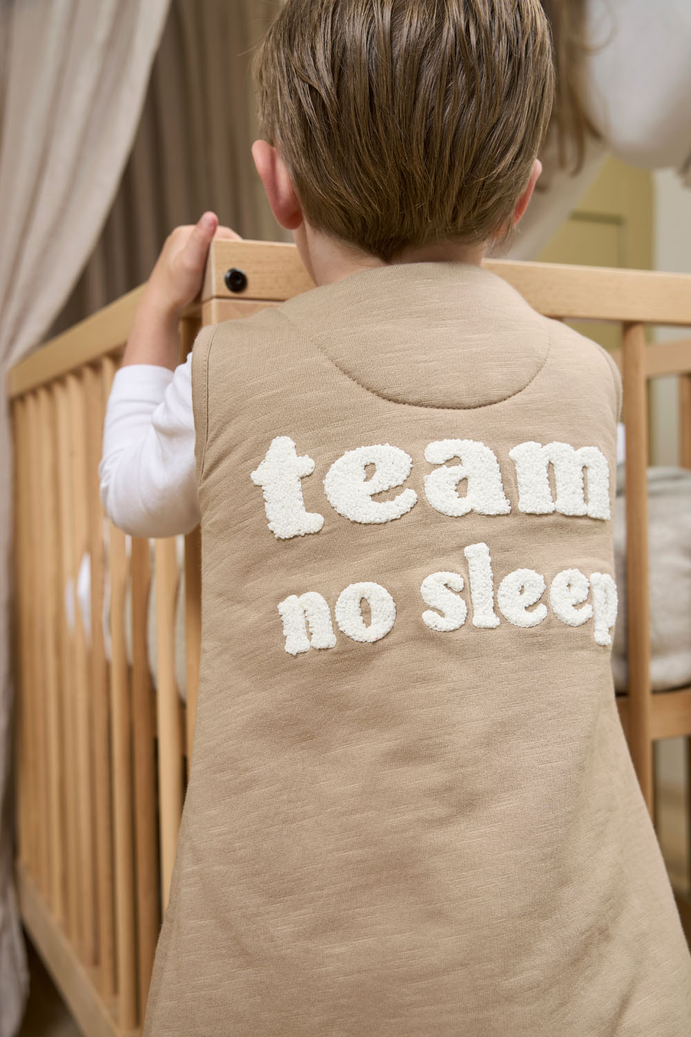 Baby winter slaapoverall jumper Slub met Team No Sleep applicatie - taupe/offwhite - 92cm